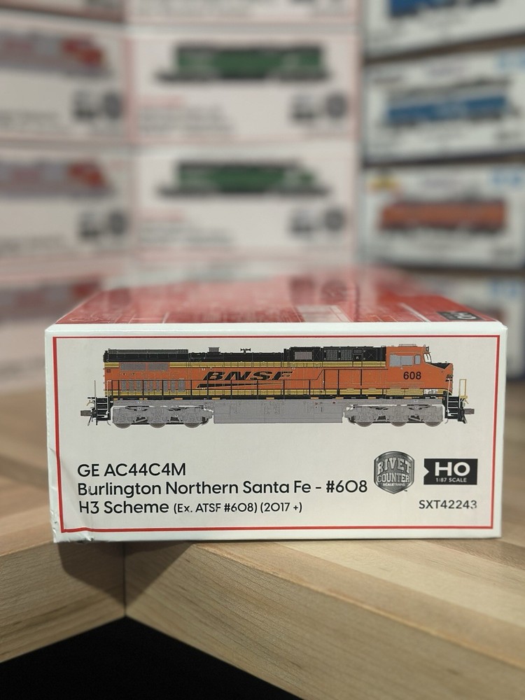 ScaleTrains HO GE AC44C4M BNSF #608 DC SXT42243 NEW