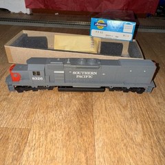 HO Scale Athearn, SD40T-2 Diesel Locomotive, Cotton Belt Gray #8326 – 4502
