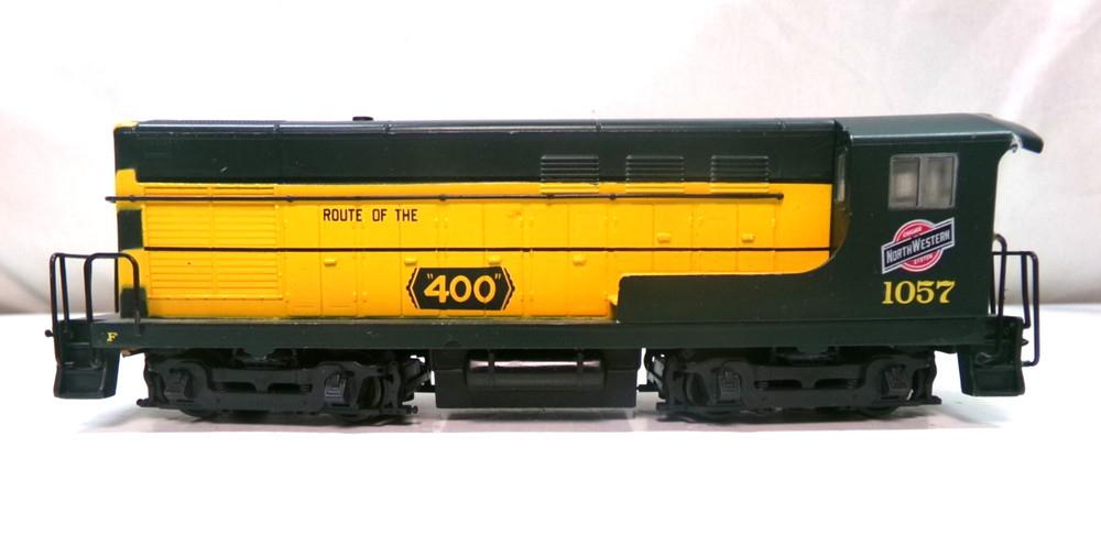 HO gauge Walthers Chicago & North Western diesel engine (lot A8072)
