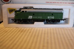 HO Scale Bachmann, F9 Locomotive & Cupola Caboose Burlington Northern Green