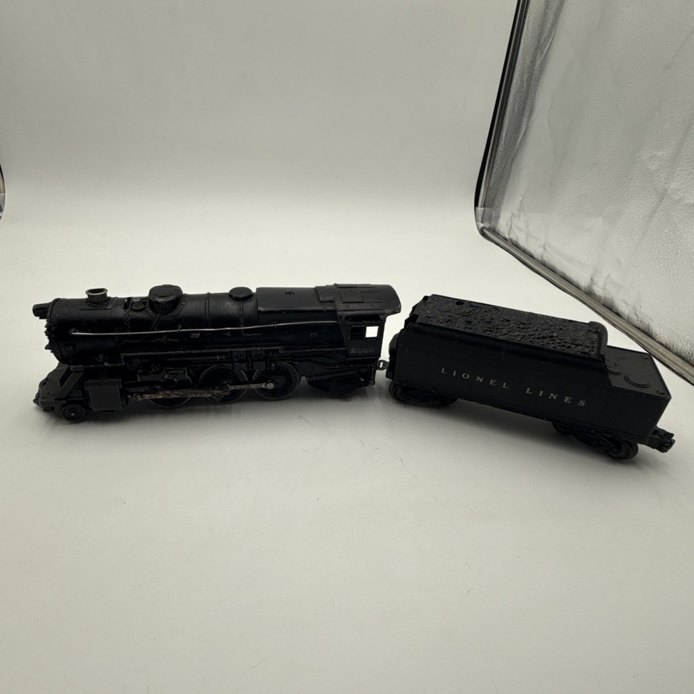 LIONEL POSTWAR 2-6-2 DIECAST STEAM LOCOMOTIVE #2025 + TENDER #6466T