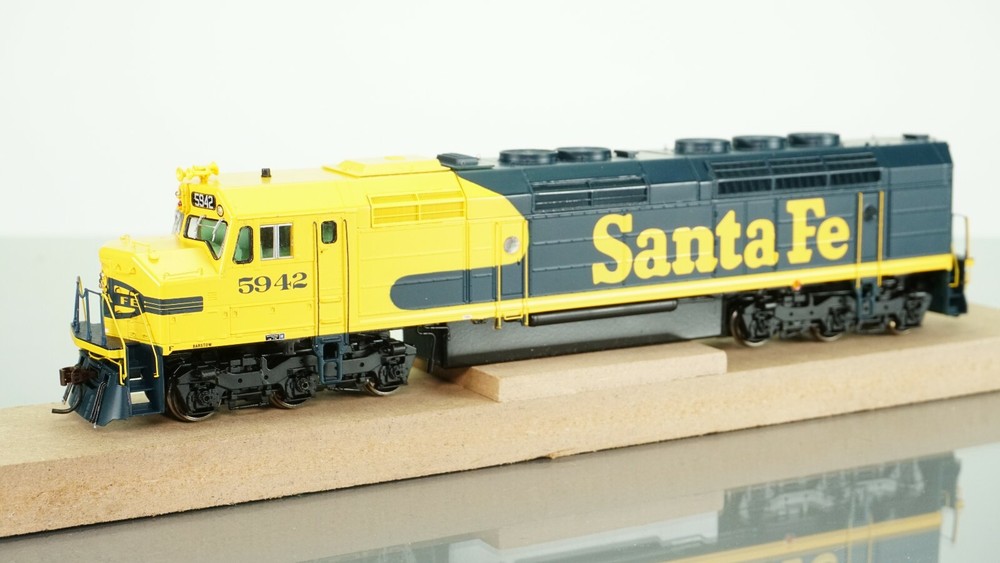 Athearn Genesis FP45 Santa Fe 5942 HO scale