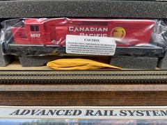 CANADIAN PACIFIC SD40-2 LOCOMOTIVE – HO Scale ” GOLDEN BEAVER ” LETTERS NEW OOP