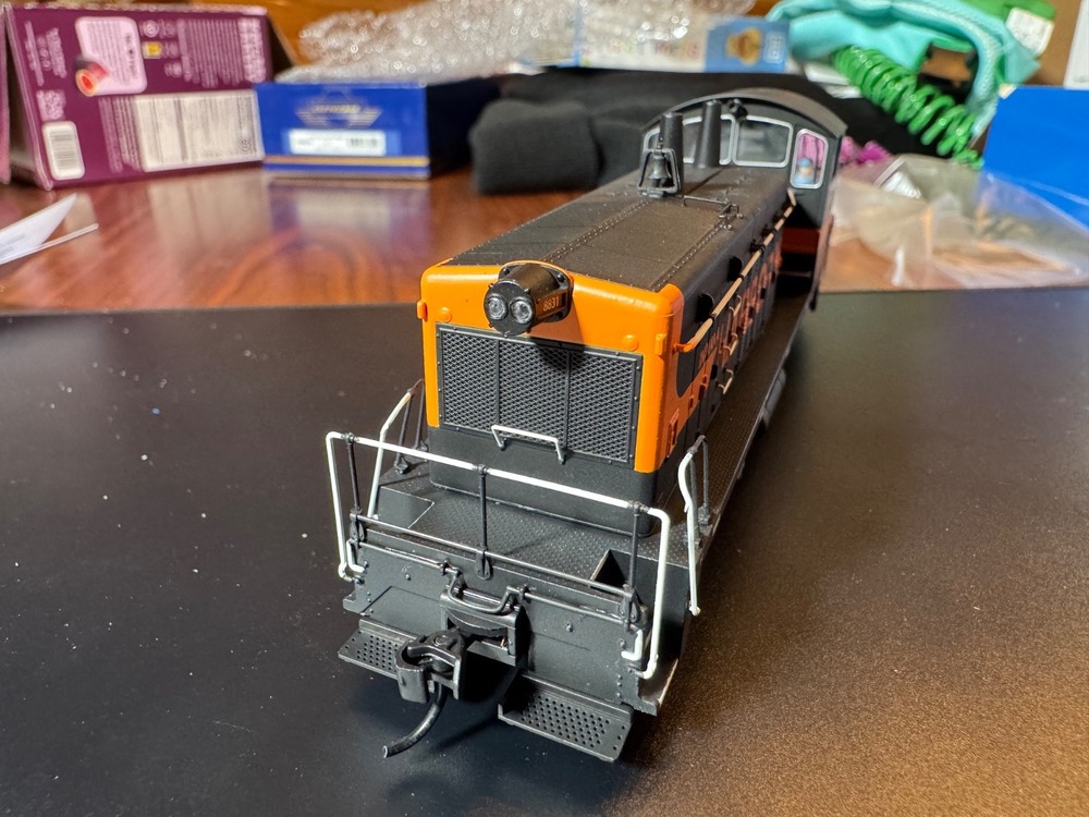 Walthers Mainline 910-10606 HO Scale EMD NW2 Phase V IHB #8831