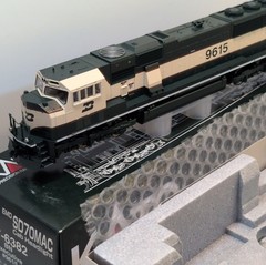 HO KATO 37-6382 EMD SD70MAC CAB HEADLIGHT BURLINGTON NORTHERN BN #9615 EXECUTIVE