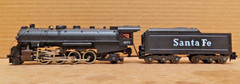 TYCO HO Gauge SANTA FE “MIKADO” LIGHTED STEAM LOCOMOTIVE & TENDER #T20 RUNS WELL