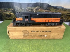 LIONEL POSTWAR 2338 MILWAUKEE ROAD GP7 DIESEL LOCOMOTIVE O GAUGE TESTED C-7 OB