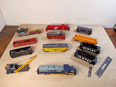HO Lot of 12 – Working Walthers CSX Loco, DT&I Hoppers, Plus Cars Parts Pieces