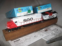 A4120 HO ATHEARN 4659 SOO RR 4434 EMD GP38-2 DIESEL LOCO + WIDE VISION CABOOSE