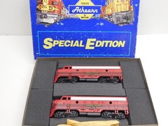 Athearn HO Lehigh Valley 2204 F7A Diesel Locomotive Set-1 Powered/1 Dummy B