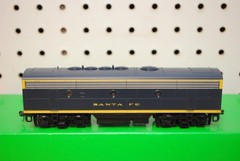 Bowser 691-3328 Santa Fe Freight F9-B Powered Diesel Locomotive HO (1)