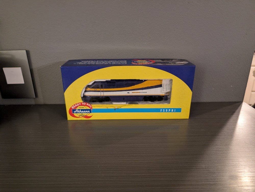 Athearn HO F59PHI Locomotive West Coast Express # 903