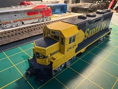 HO KATO 37-042 EMD GP35 AT & SANTA FE # 2848 WARBONNET PHASE 1B complete OB