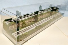 Z SCALE 16″ 2-LEVEL TRACK -SUMMER SCENE-DISPLAY CASE-FOR ANY Z TRAIN
