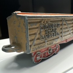 vtg 1939 TOOTSIETOY Train PIONEER STOCK SHIPPERS CAR RAILROAD 5 Inch Orange
