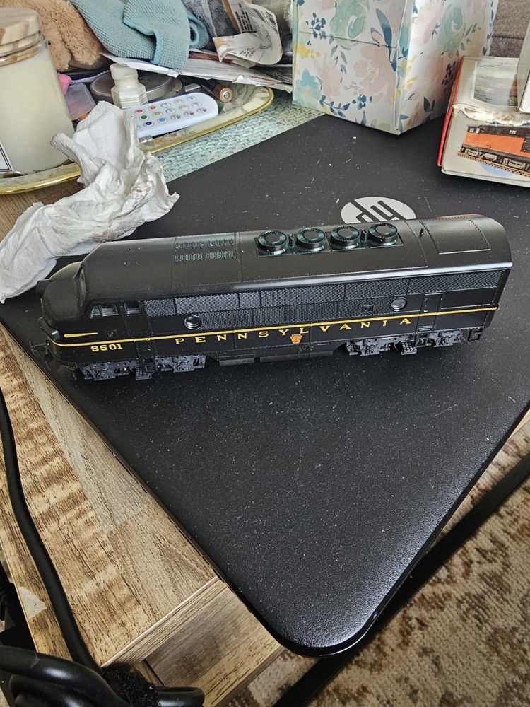 HO Stewart 8110 Pennsylvania F3 Phase II Powered Diesel Locomotive PRR #9501