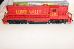 HO Scale AHM Rivarossi, GP18 Diesel Locomotive Lehigh Valley Red, #305