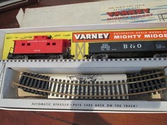VARNEY HO No. 25 MIGHTY MIDGET TRAIN SET LOCOMOTIVE & FREIGHT CARS 1957 MIB