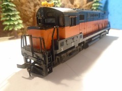 HO BLACK & ORANGE GP 40 DIESEL LOCOMOTIVE No 807, TRACK TESTED 5-85-3-5
