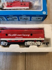 LIFE-LIKE HO SCALE 1982 CAMPBELL SOUP F7 DIESEL LOCOMOTIVE AND CABOOSE NEW NWOB