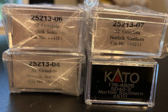 Kato N 176-4826 Norfolk Southern SD40-2 + 3 Trainworx NS Gondolas – New!