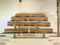 Two Rivarossi Union Pacific E8 diesel locomotives HO, #926 and 6 passenger cars.