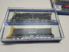 Bachmann N Scale Santa Fe 4-8-4 Steam Loco & Tender 3780, Diesel 353, & 13 Cars