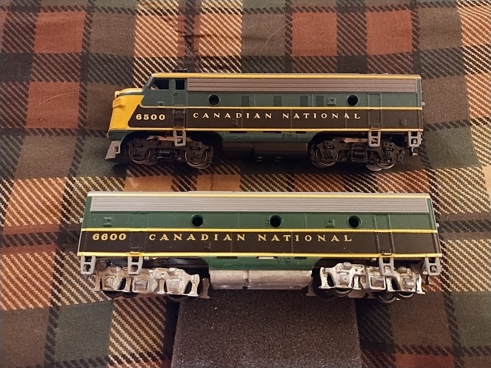 Athearn HO-Scale Canadian National 3225/3026 F7A/B Locomotive Set #6500/6600