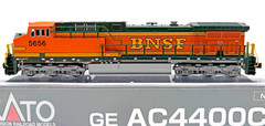 N KATO 176-7114 GE AC4400CW BNSF # 5656