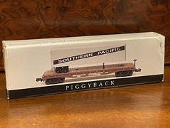 Southern Pacific Locomotive #9725 & #424 Piggyback ~ High Speed Model Train