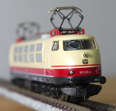 Arnold 2350 N gauge DB BR 103 electric locomotive in cream livery