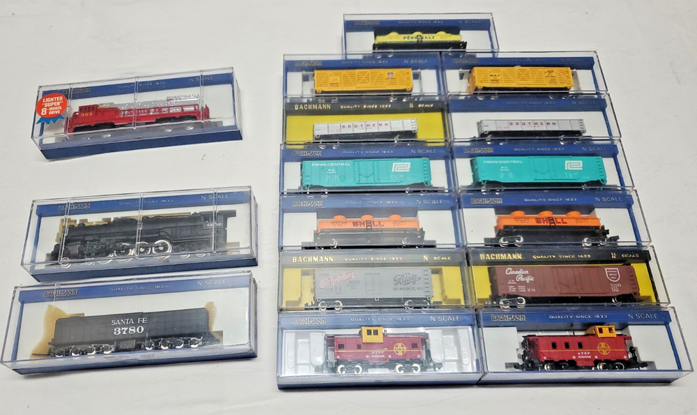 Bachmann N Scale Santa Fe 4-8-4 Steam Loco & Tender 3780, Diesel 353, & 13 Cars