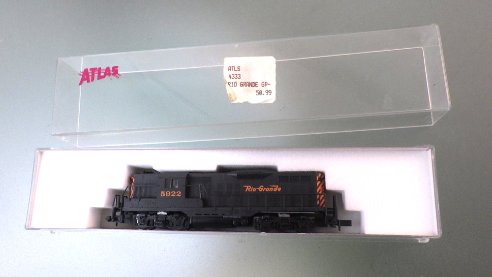 N-Atlas / Kato Powered GP-9 Locomotive Engine in Box * Rio Grande loose railing