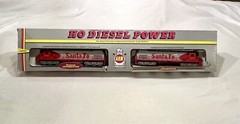 AHM HO Scale Santa Fe C628 Diesel Locomotive Set – Powered & Nonpowered #16722