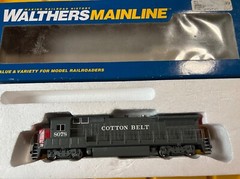 Walthers Mainline HO Scale GE Dash 8-40B Locomotive Cotton Belt EXC