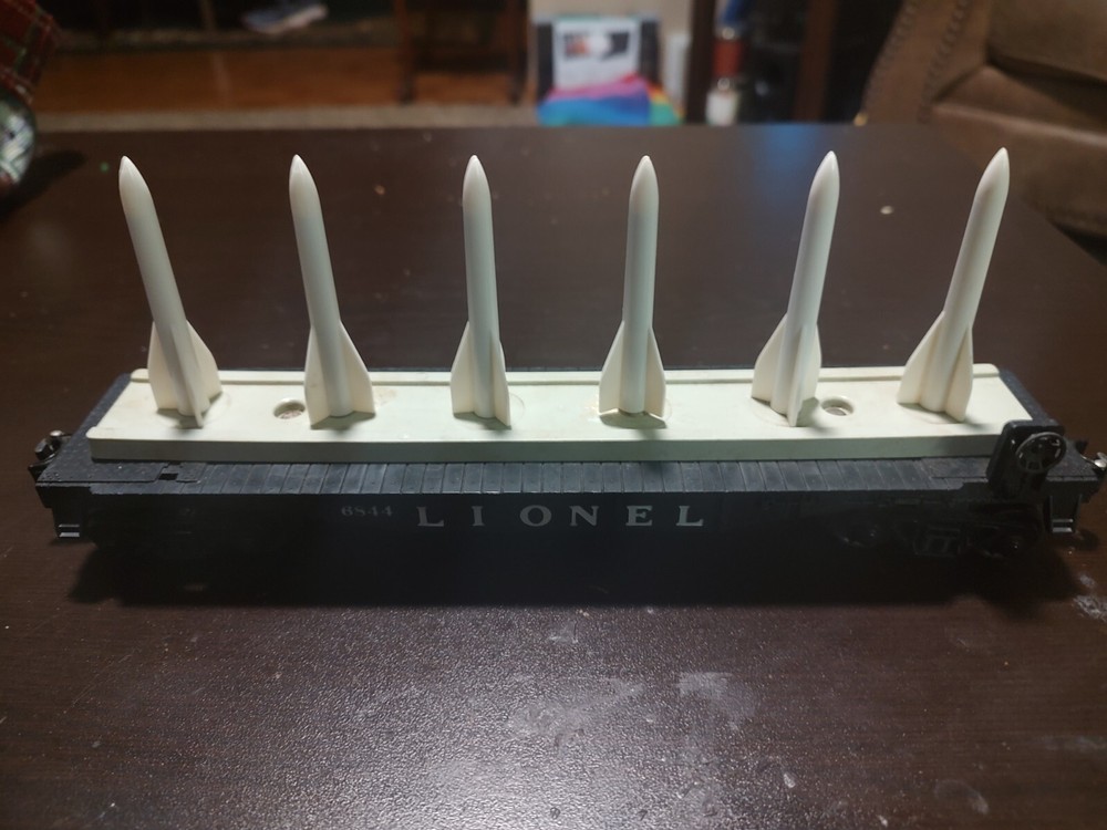 LIONEL 6844 FLAT CAR WITH 6 MISSILES O GAUGE