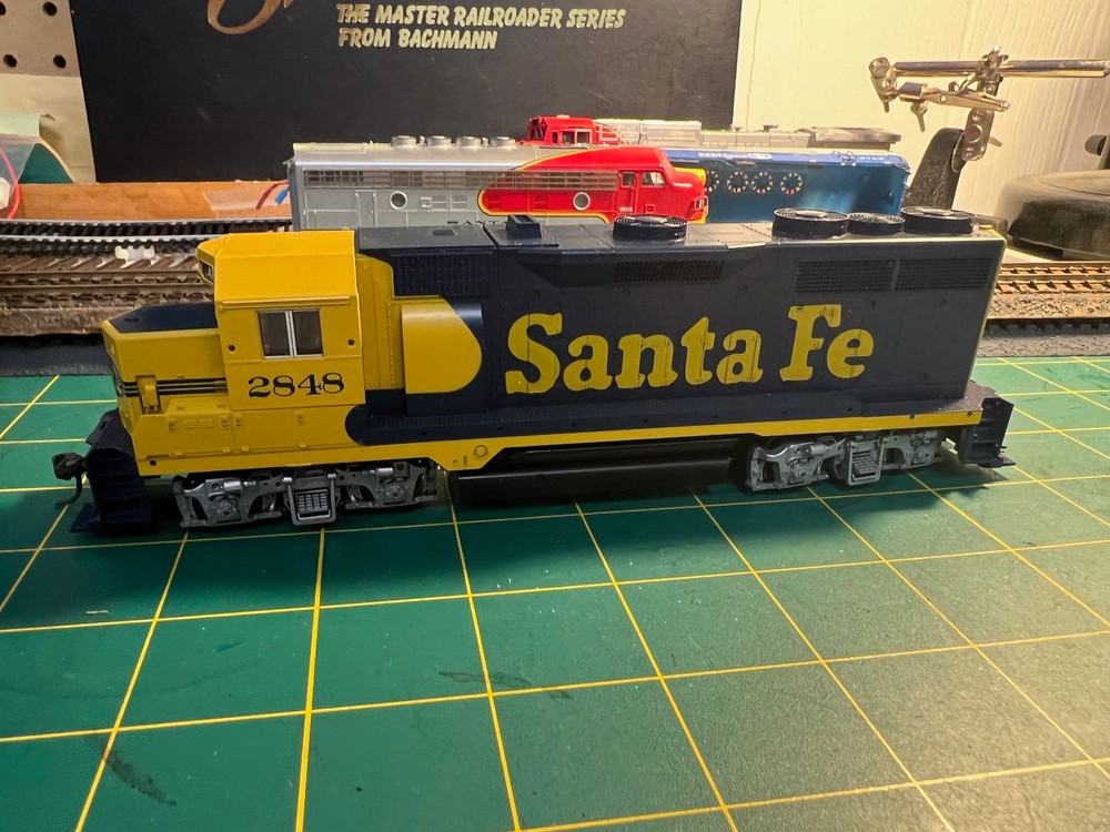 HO KATO 37-042 EMD GP35 AT & SANTA FE # 2848 WARBONNET PHASE 1B complete OB