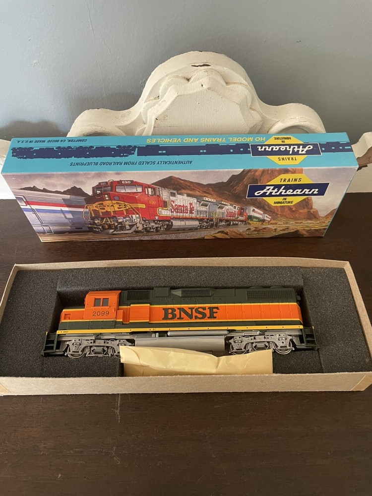 Athearn 4619 GP38-2 Powered BNSF – Green Orange 2099 HO NOS