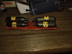 HO TRAINS FLAT CAR WITH 6 RADIO ACTIVE TANKS (INERT) KIBASH W/union Pacific Car