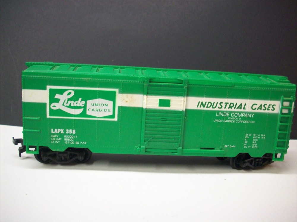 HO – LifeLike – 40′ Sliding Door Box Car, Linde Union Carbide LAPX 358