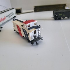HO Scale AHM Alco Century 424 Central NJ Locomotive 1540, Tender, 3 Cars, Tracks