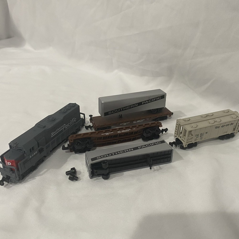 lot of vintage S. Pacifc model trains Includes loco #9725 high speed no.418