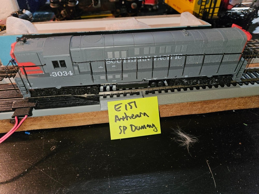 HO GUAGE ATHEARN SOUTHER PACIFIC 3034, NON-POWERED ENGINE, SEE PHOTOS