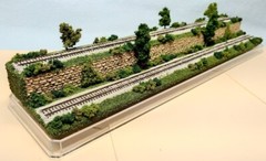 Z SCALE 16″ 2-LEVEL TRACK -SUMMER SCENE-DISPLAY CASE-FOR ANY Z TRAIN