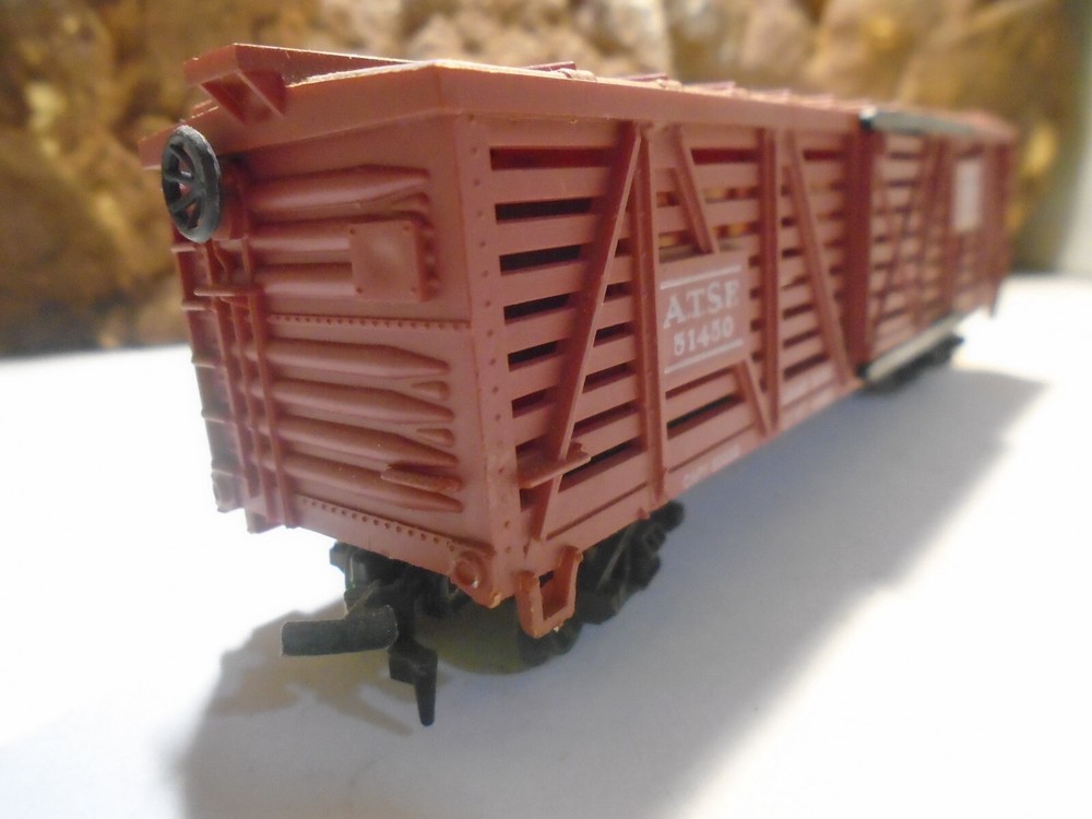 HO SCALE SANTA FE SLIDING DOOR STOCK CAR ATSF 51450, EXCELLENT 5-194-2-5