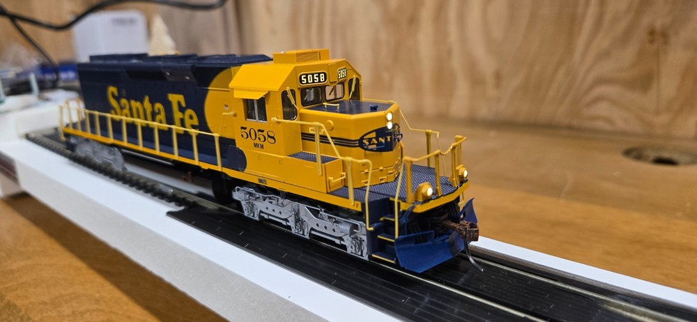 HO Kato #37-6611 EMD SD40-2 Mid Diesel Locomotive #5058 DCC Installed