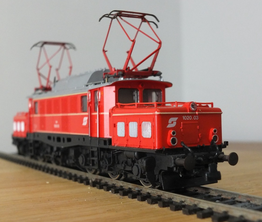 Roco 04169 B HO gauge ÖBB 1020 “Krokodil” electric loco in red livery