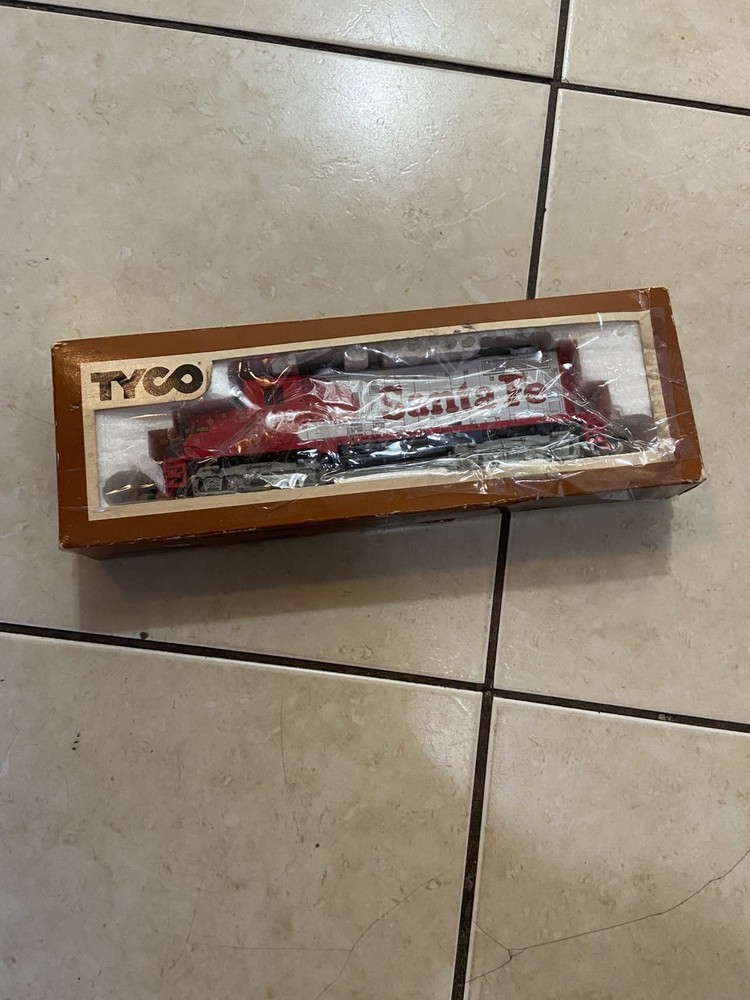 Vintage HO Tyco Santa Fe 5628 Diesel Locomotive Train. In Original Box