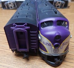 LIFE LIKE ACL A,B DIESEL ENGINE & 3 RIVAROSSI PASSENGER CARS NO BOX RUNS LQQK