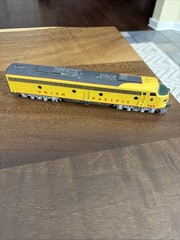 Life Like HO E9 Union Pacific #949 UP Yellow Green Tested